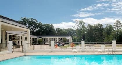 Econo Lodge Pearl