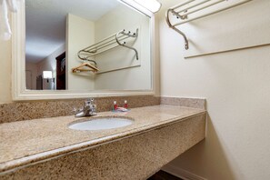 Standard Double Room, 2 Double Beds, Non Smoking | Bathroom | Towels - Econo Lodge Pearl - Jackson (Pearl)