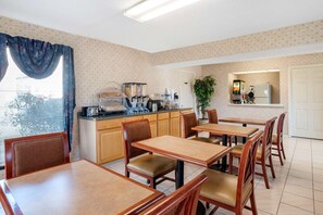 Free continental breakfast - Econo Lodge Pearl - Jackson (Pearl)