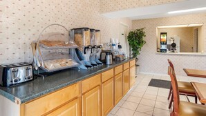 Free continental breakfast - Econo Lodge Pearl - Jackson (Pearl)