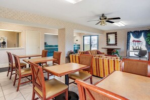 Free continental breakfast - Econo Lodge Pearl - Jackson (Pearl)
