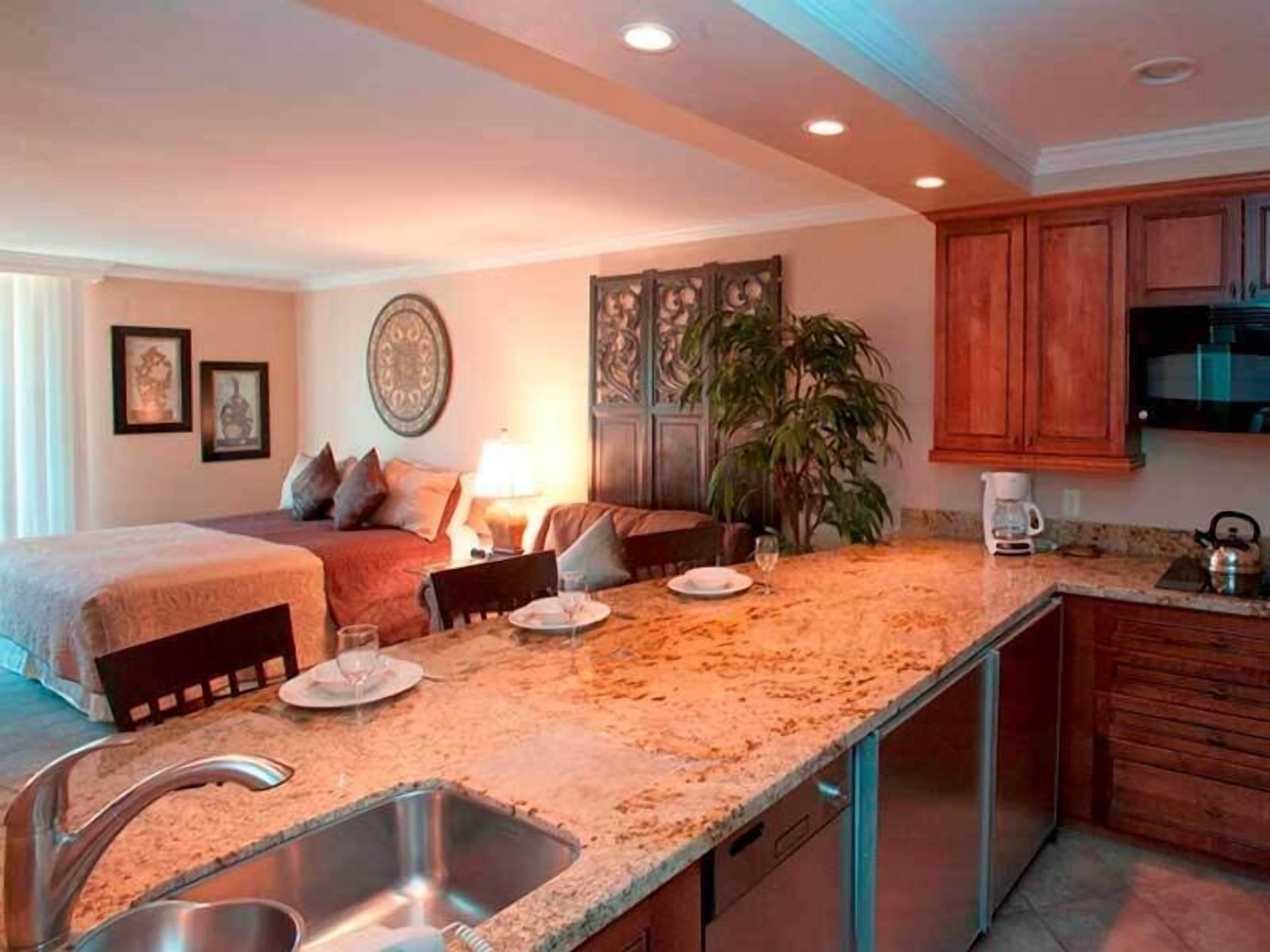 studio, kitchen | private kitchen | fridge, microwave, coffee/tea maker