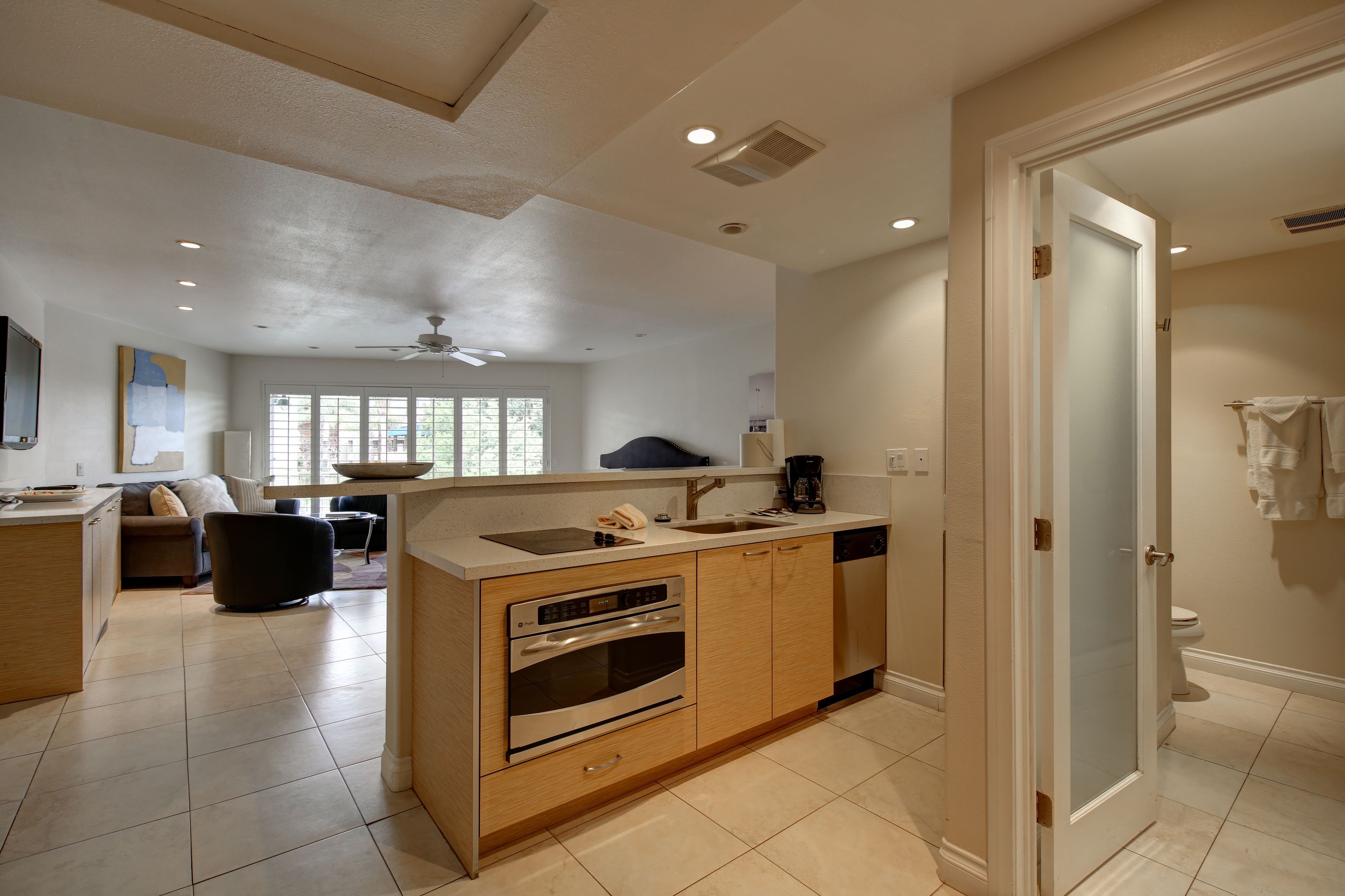 studio, kitchen | private kitchen | fridge, microwave, coffee/tea maker