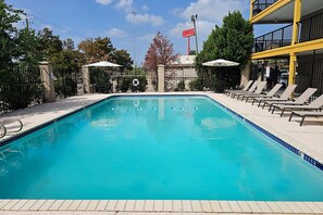 Alberca techada y alberca al aire libre