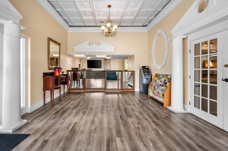 Lobby. Super 8 by Wyndham Metairie