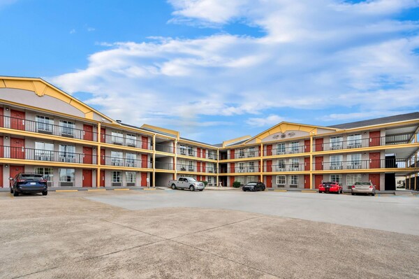 Super 8 By Wyndham Metairie - Metairie, LA
