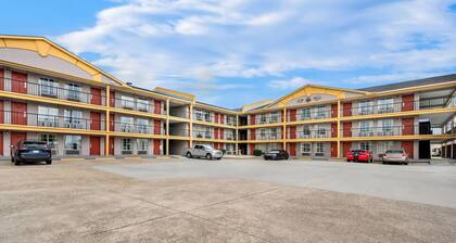 Super 8 by Wyndham Metairie