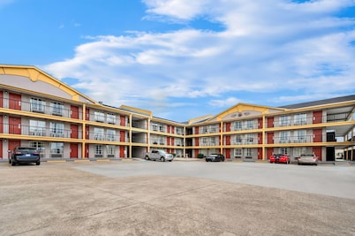 Super 8 by Wyndham Metairie