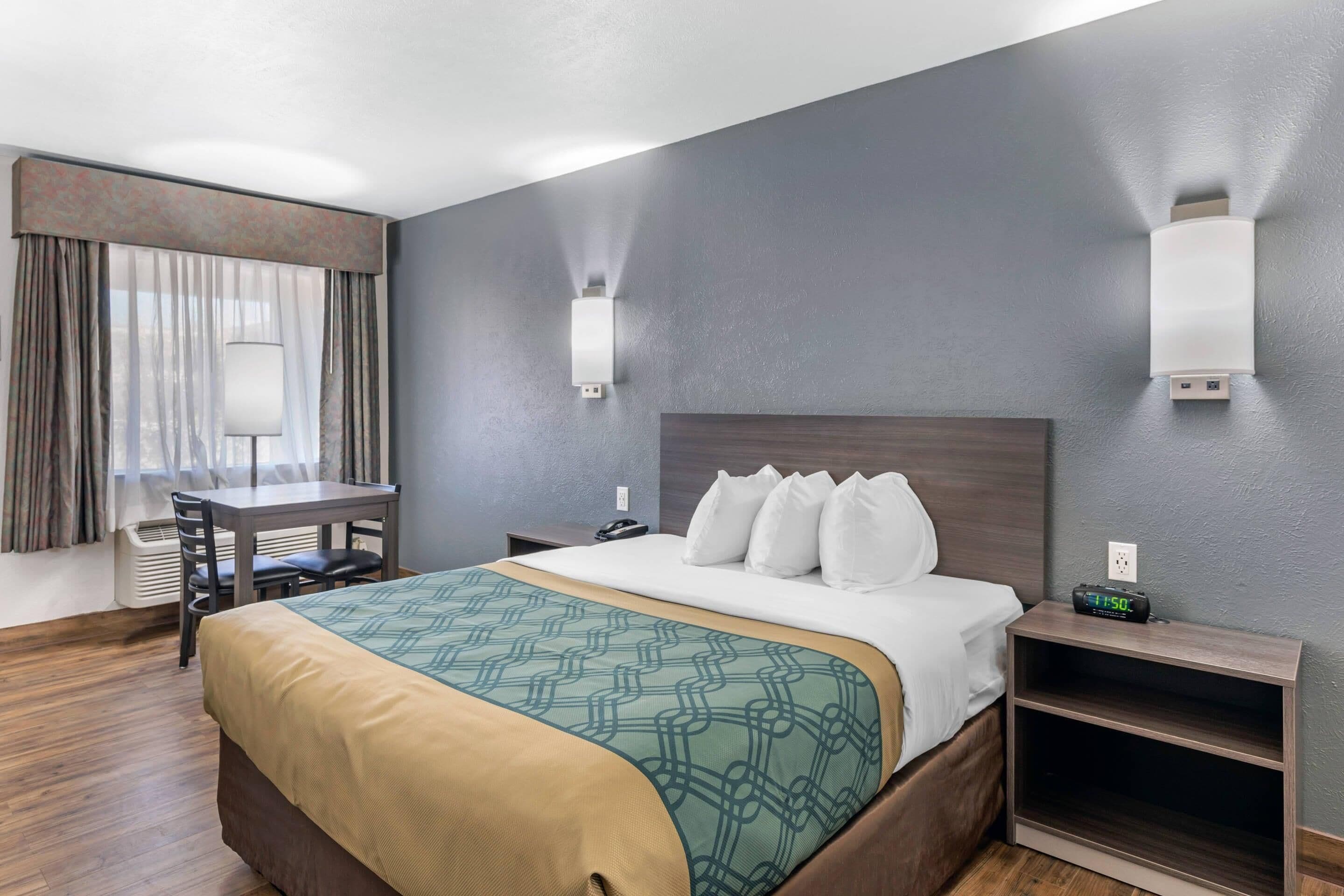 Donzen dekbedden, pillowtop-bedden, een bureau, verduisterende gordijnen