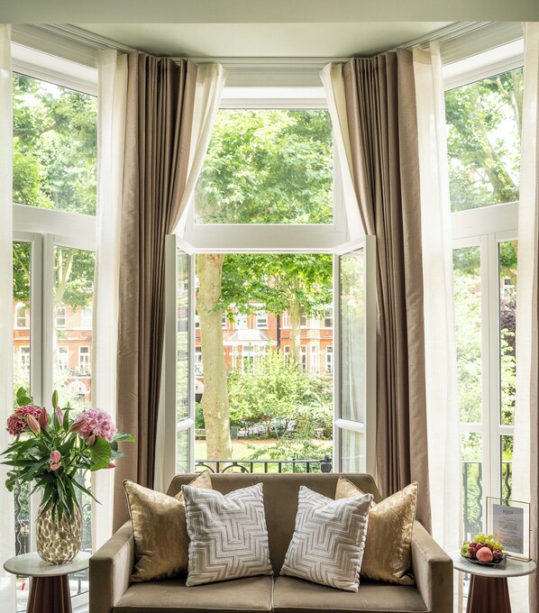 Suíte (Coronation) | Frigobar, cofres nos quartos, individualmente mobiliados, escrivaninha