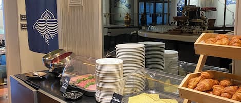Colazione a buffet, servita tutte le mattine (25 GBP a persona)