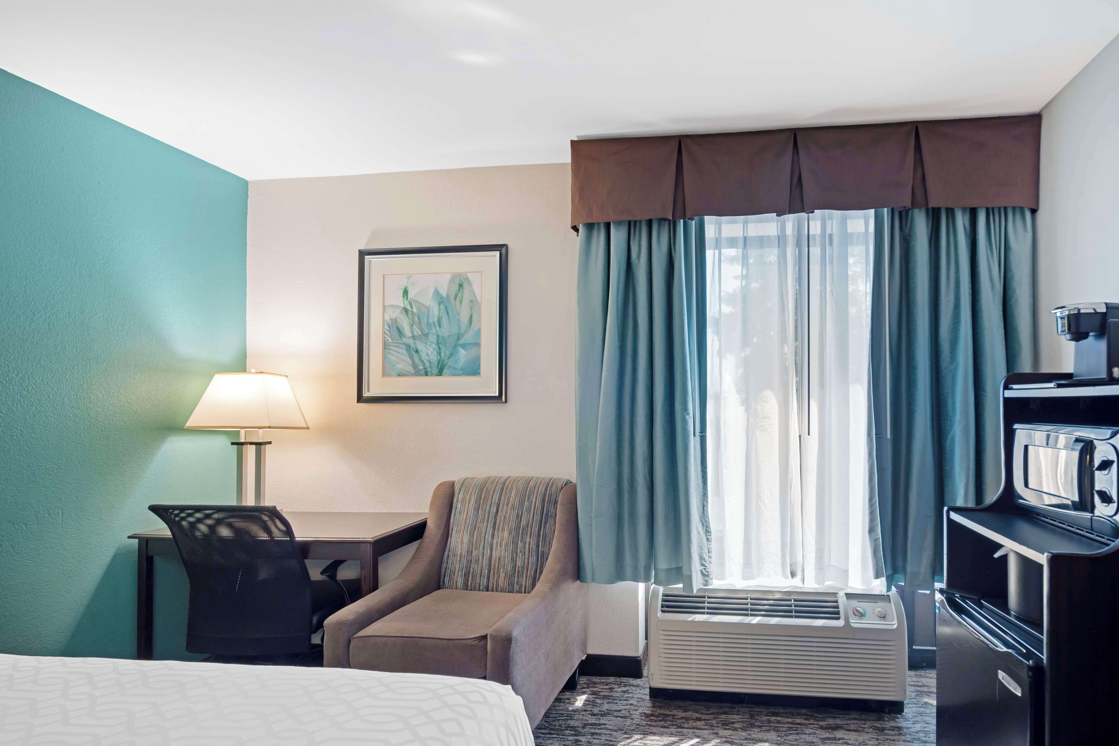 standard room, 2 double beds, non smoking, microwave | egyptian cotton sheets, premium bedding, blackout curtains