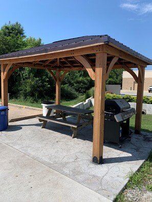 BBQ/picnic area - AmericInn by Wyndham Quincy (Quincy)