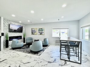 Lobby - AmericInn by Wyndham Quincy (Quincy)