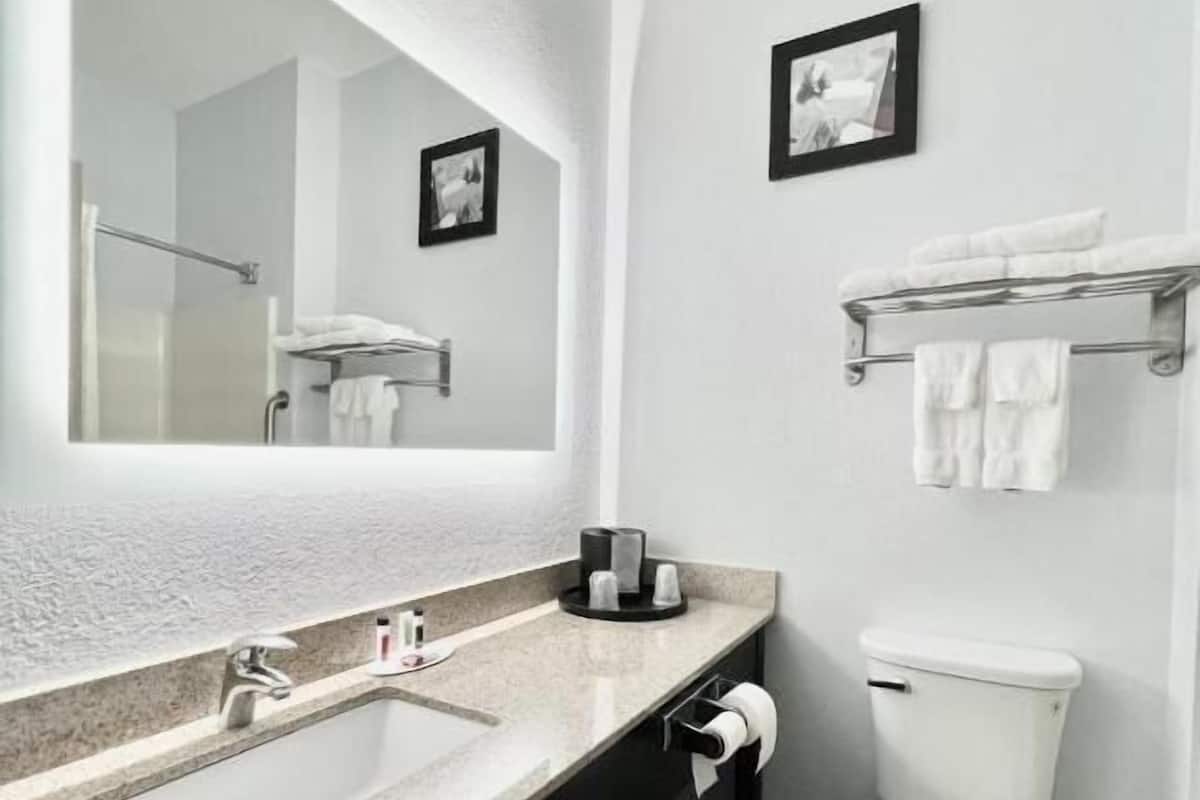 Banheiro | Chuveiro/banheira combinados, produtos de toalete grátis