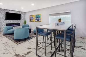 Lobby - AmericInn by Wyndham Quincy (Quincy)