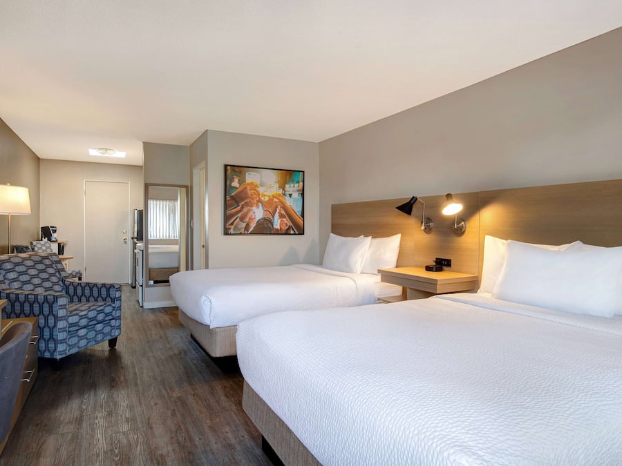 Suíte, 2 camas Queen, para não fumantes | Cofres nos quartos, escrivaninha, ferros/tábuas de passar roupa