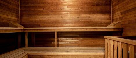 Un sauna en bois, doté de bancs et d’une rambarde en bois.