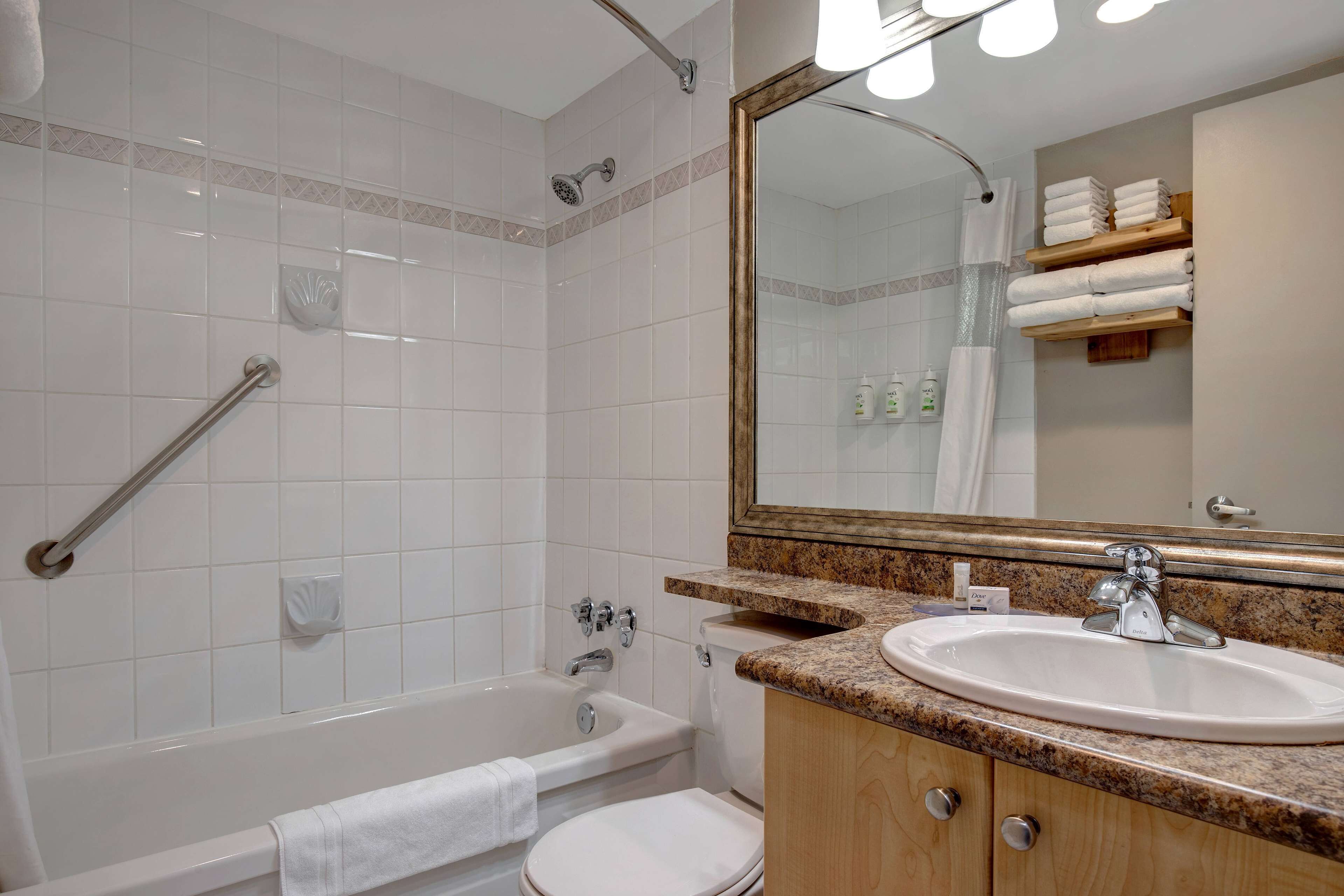 Un baño moderno con bañera, inodoro y lavamanos.