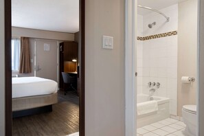 Kamer, 1 kingsize bed, niet-roken | Een kluis op de kamer, een bureau, een strijkplank/strijkijzer