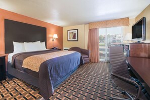 Premium bedding, desk, iron/ironing board, free cots/infant beds - Days Inn by Wyndham Joplin (Joplin)