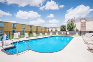 Una piscina al aire libre de temporada