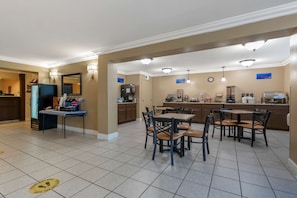 Café da manhã com buffet grátis todos os dias