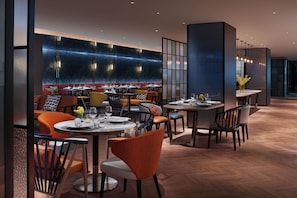 Continental Harbour View Room with The Continental Club Lounge access | Restaurant