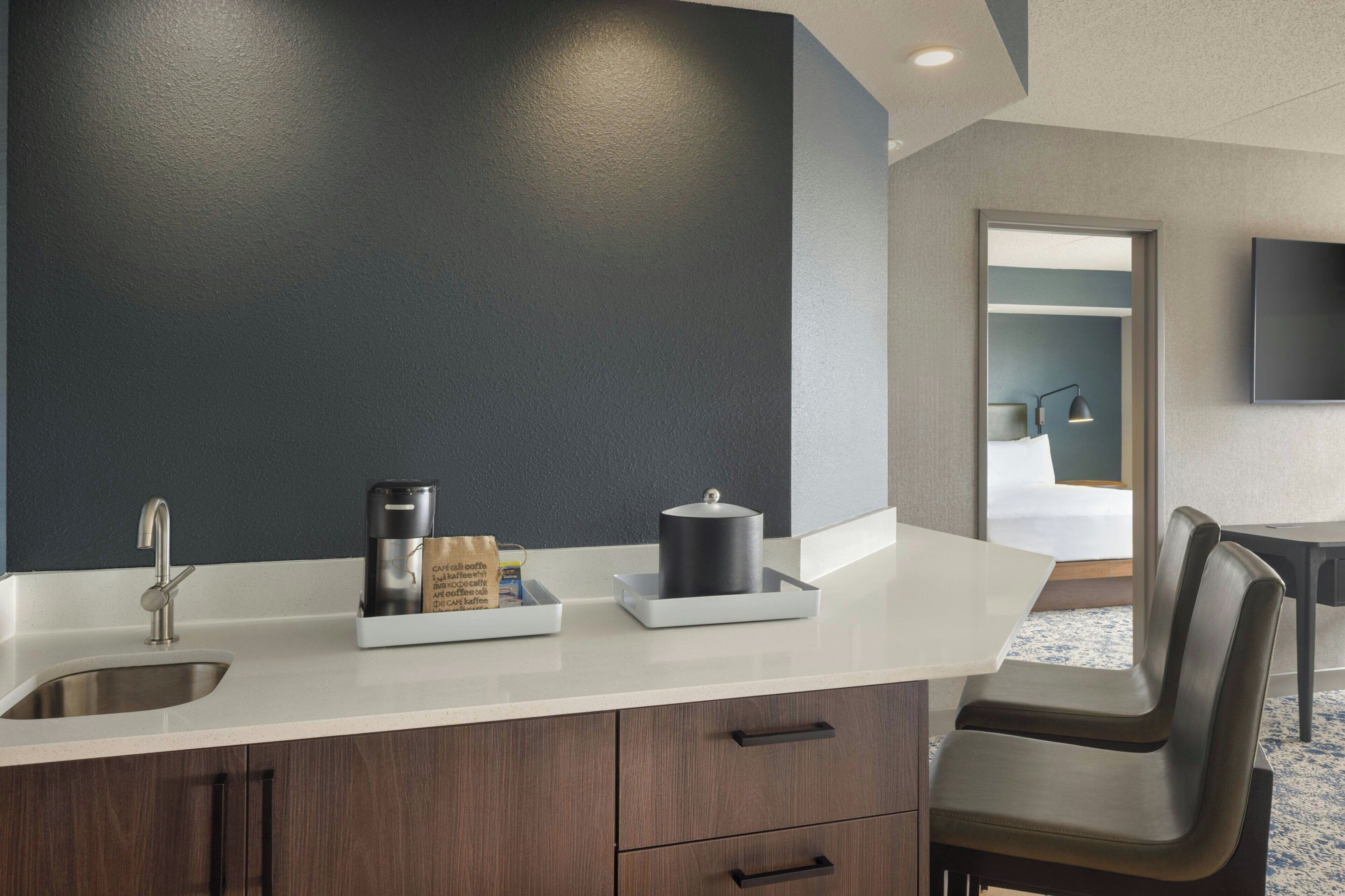 Suite, 1 King Bed with Sofa bed | Bar (on property)