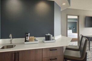 Suite, 1 King Bed with Sofa bed | Bar (on property)