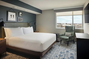 Premium bedding, in-room safe, desk, laptop workspace - Four Points by Sheraton Saginaw (Saginaw)