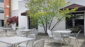 สระว่ายน้ำในร่ม, สระว่ายน้ำกลางแจ้ง