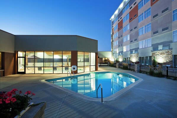 Indoor pool, outdoor pool - Four Points by Sheraton Saginaw (Saginaw)