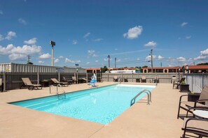 Una piscina al aire libre de temporada