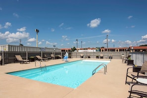 Piscine extérieure en saison