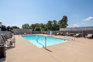 Una piscina al aire libre de temporada