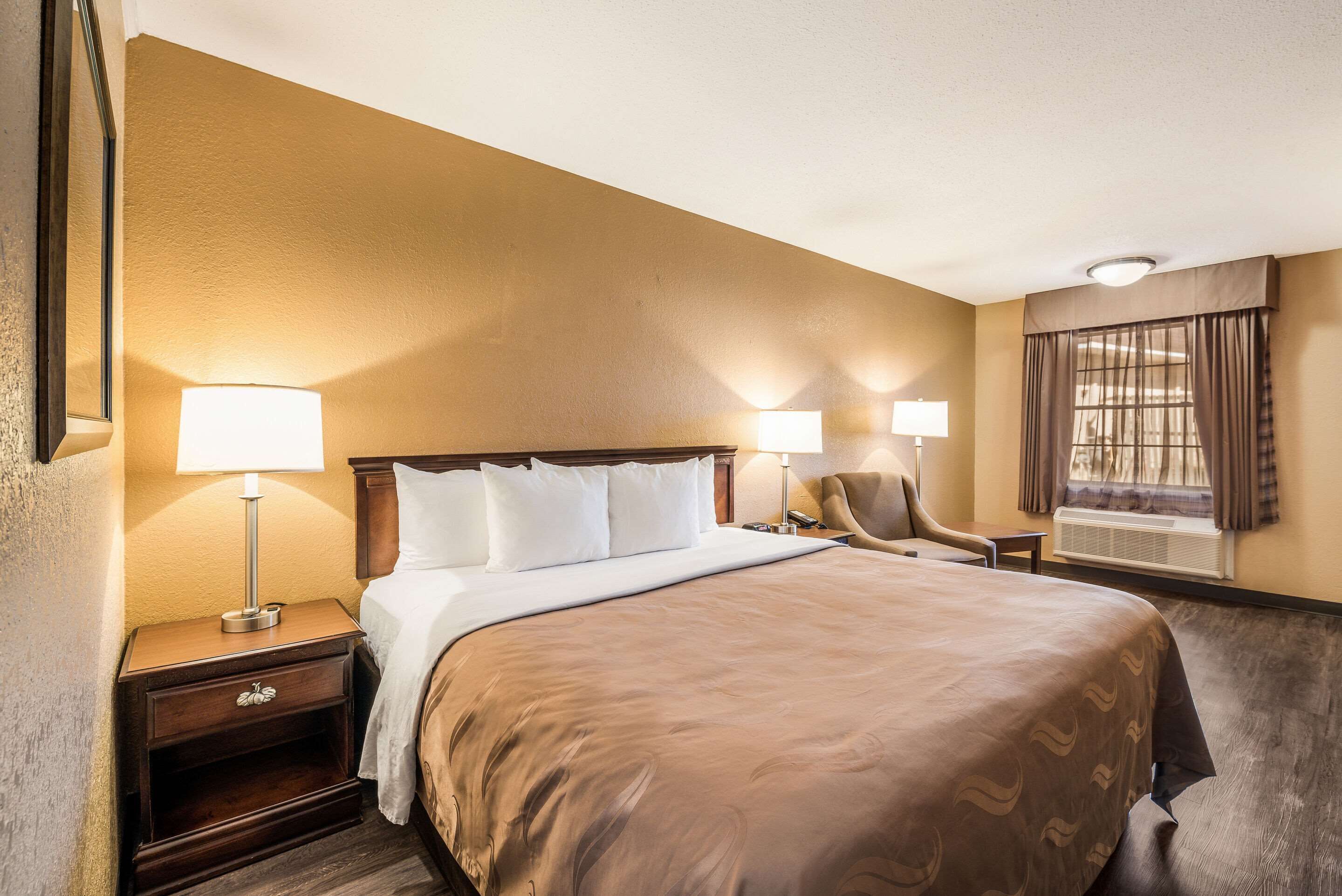 standard room, 1 king bed, non smoking | desk, laptop workspace, iron/ironing board, free cots/infant beds