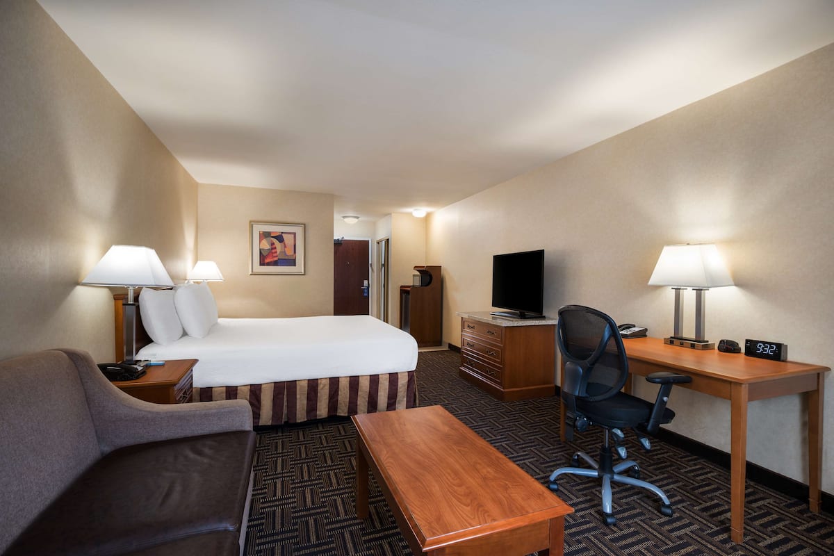Business Suite, 1 King Bed, Non Smoking, Refrigerator & Microwave | Iron/ironing board, free WiFi, bed sheets