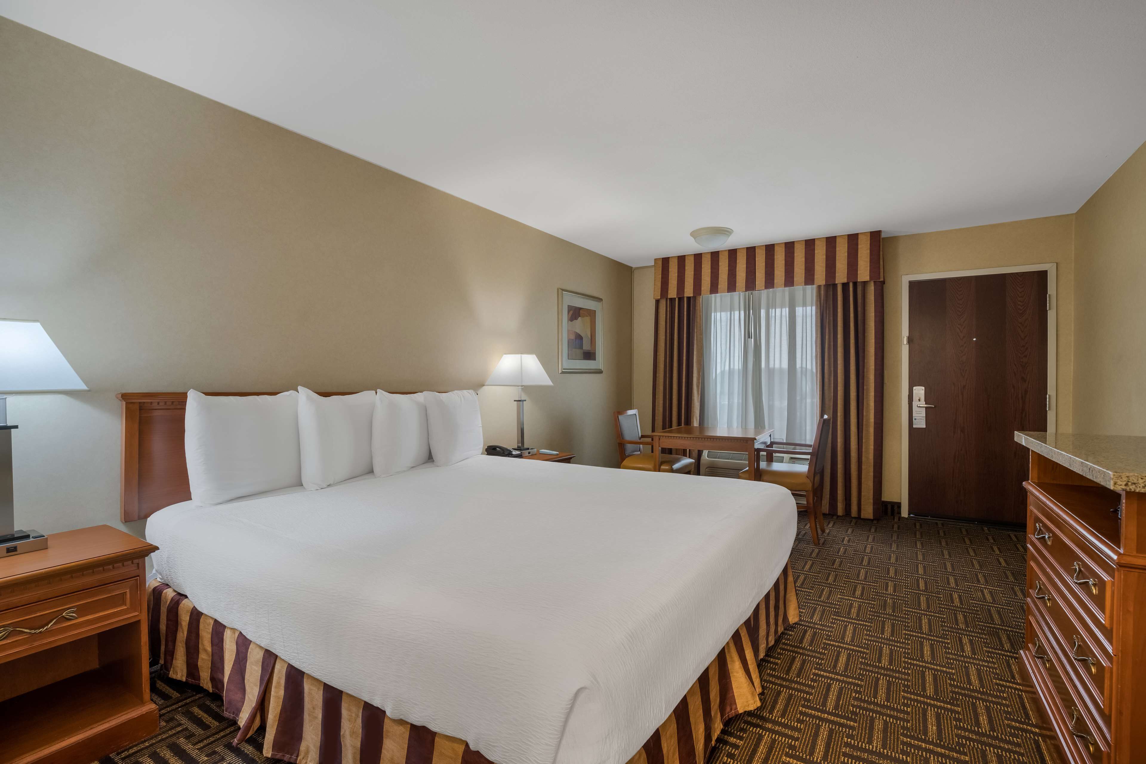 standard room, 1 king bed, accessible, non smoking | iron/ironing board, free wifi, bed sheets