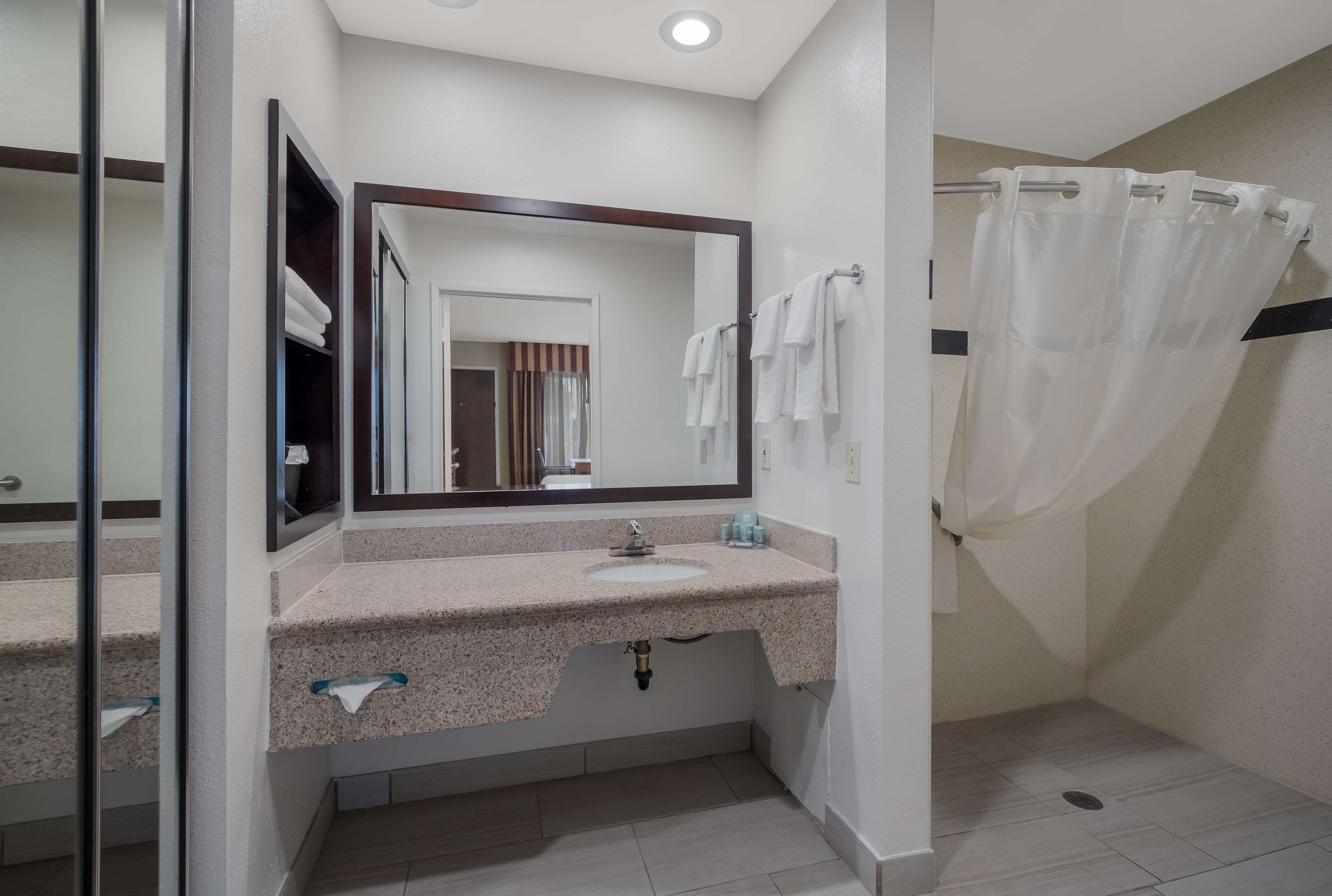 standard room, 1 king bed, accessible, non smoking | bathroom | combined shower/bathtub, free toiletries, hair dryer, towels