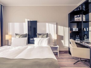 Standard Room, 1 King Bed | Hypo-allergenic bedding, in-room safe, desk, laptop workspace