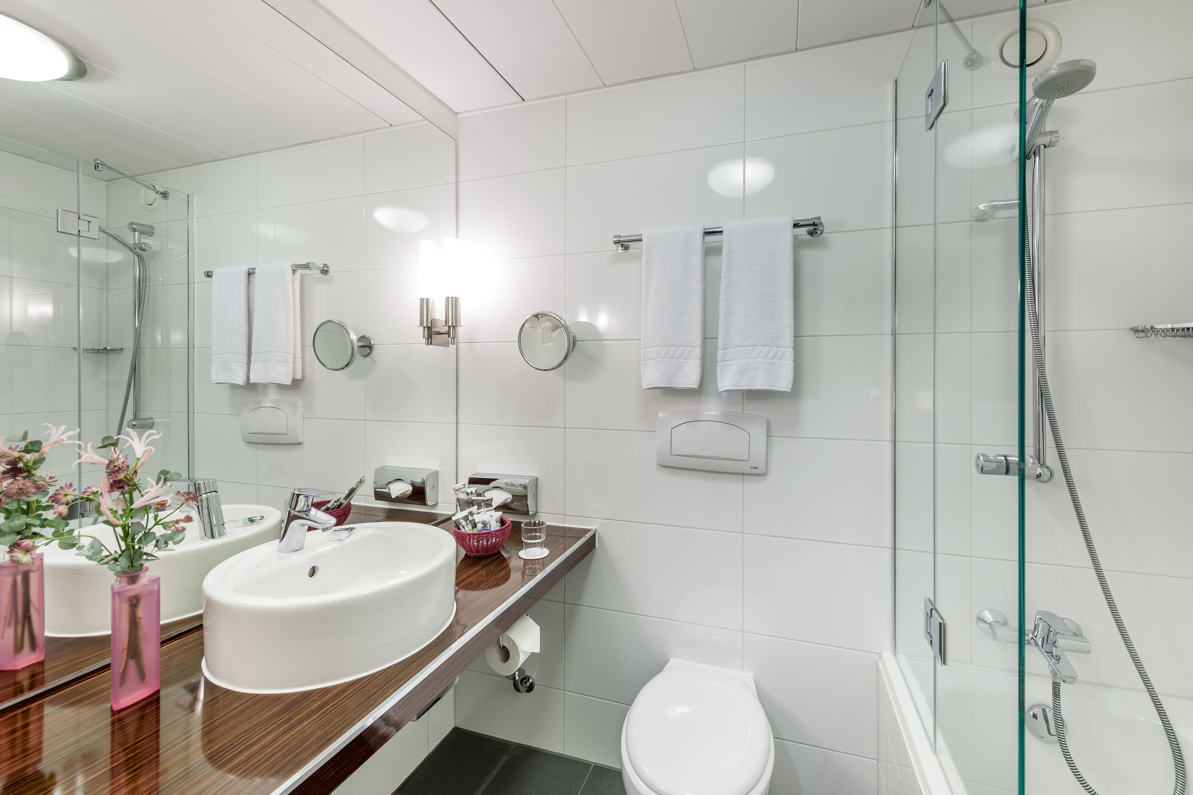 privilege, room, 1 king bed | bathroom | combined shower/bathtub, eco-friendly toiletries, hair dryer, bathrobes