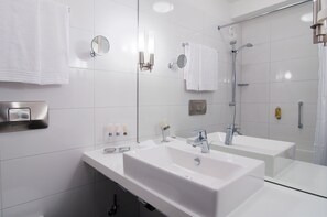 Ensemble douche/baignoire, articles de toilette écologiques