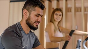 A gym with stationary bikes and a person using one. - Mercure Hotel Wiesbaden City (Wiesbaden)