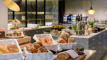 Petit déjeuner buffet servi tous les jours en supplément