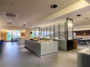 Café da manhã com buffet todos os dias (EUR 24 por pessoa) 