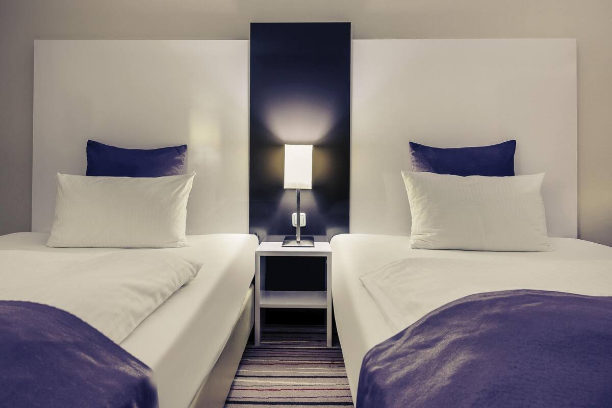 Kamar Twin Standar, 2 Tempat Tidur Twin | 1 kamar tidur, seprai antialergi, brankas, dan meja kerja