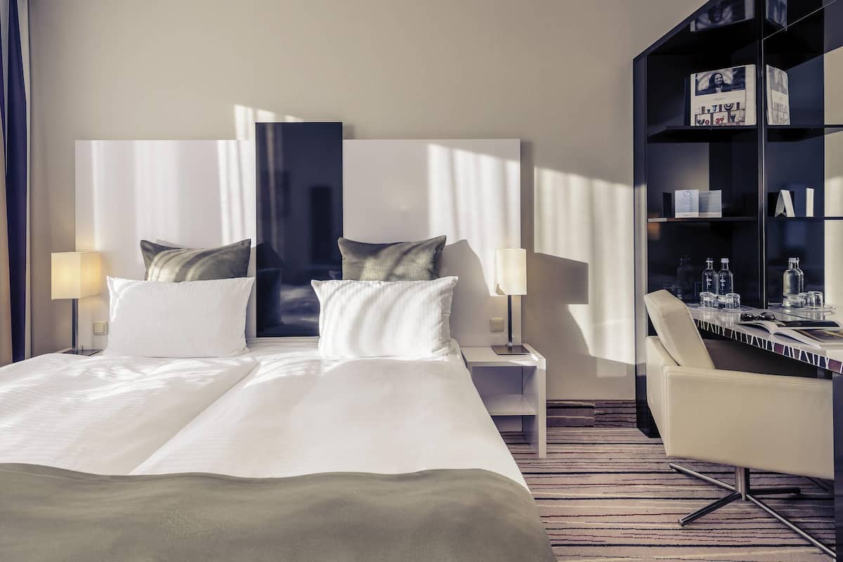 Standard Room, 1 King Bed