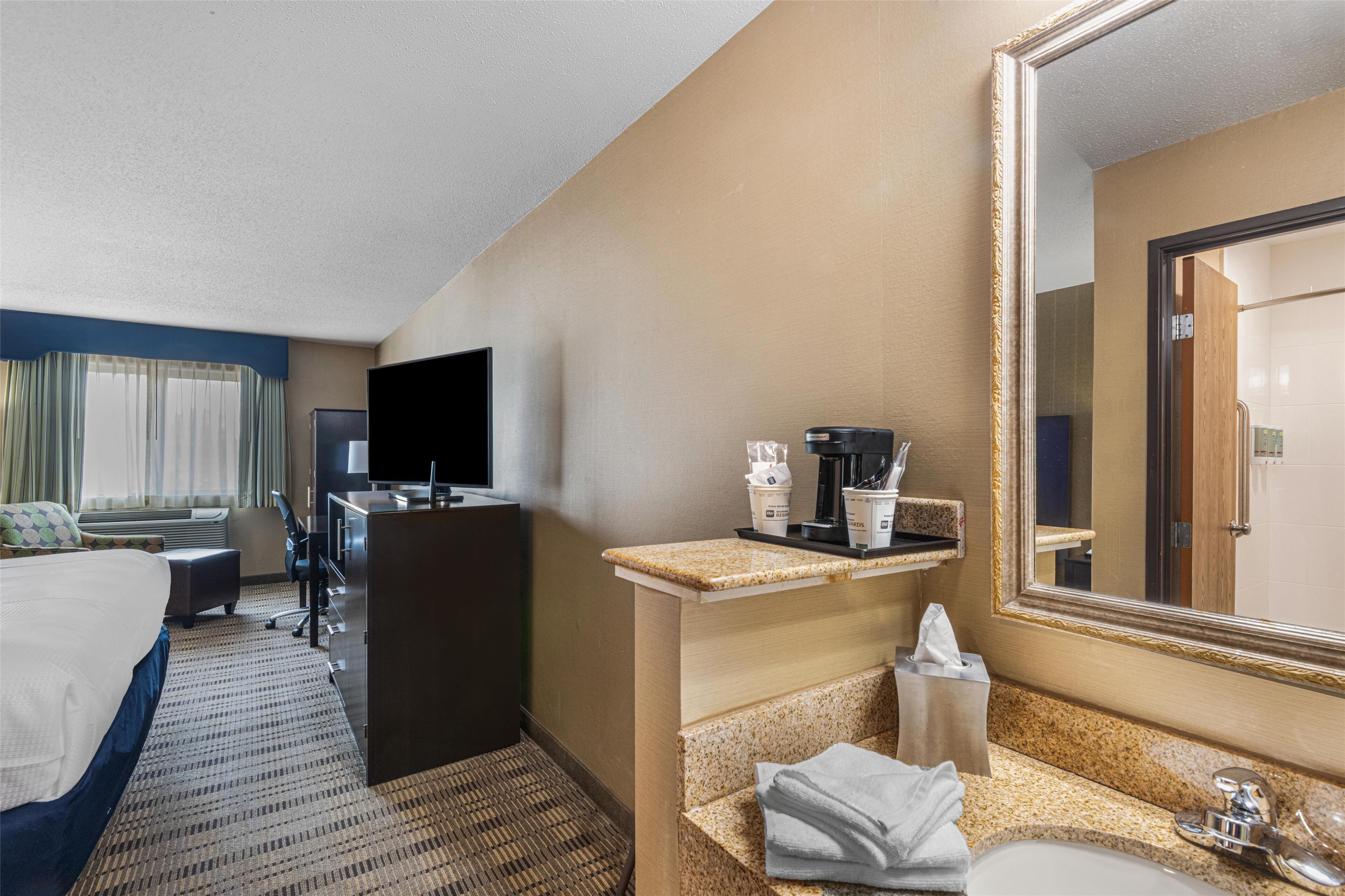 Standard Room, 1 King Bed, Non Smoking, Refrigerator & Microwave | In-room safe, desk, blackout drapes, iron/ironing board