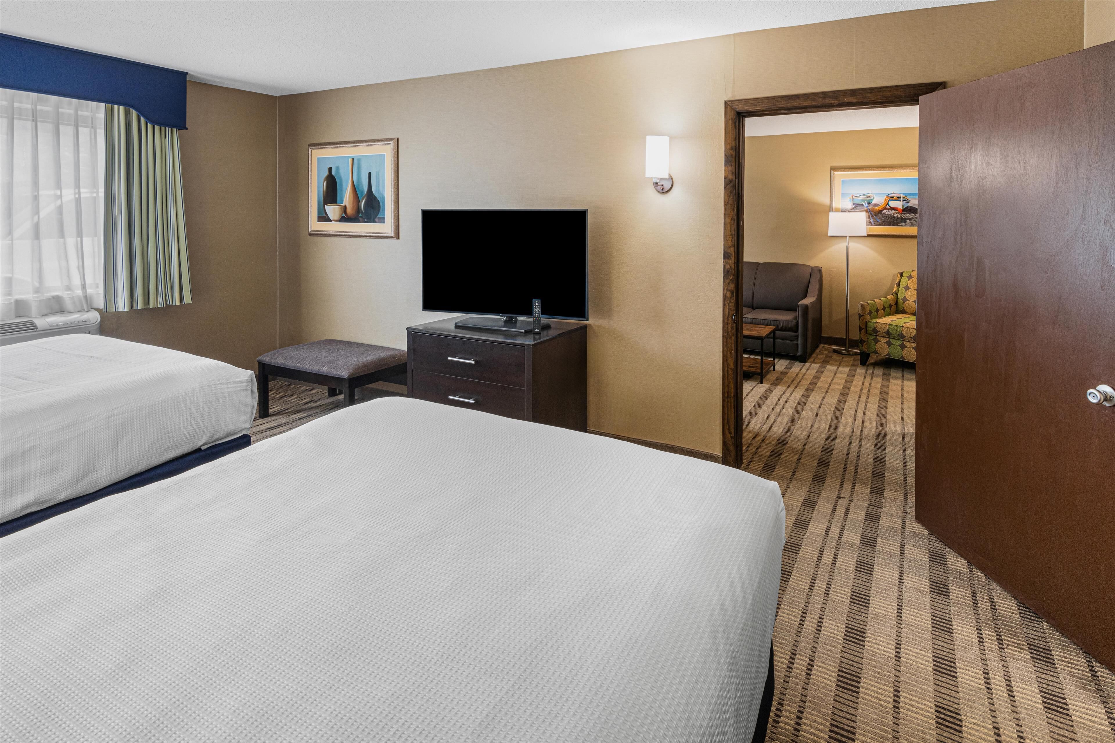 Suite, 2 grands lits, accessible aux personnes à mobilité réduite (Living Room;with Sofabed) | Coffres-forts dans les chambres, bureau, rideaux occultants
